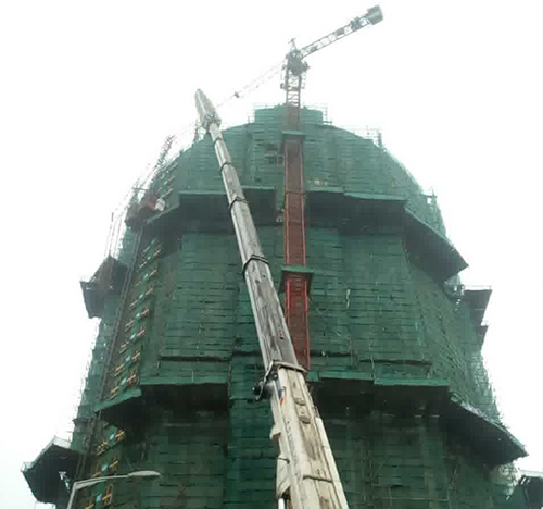 仁和吊车在工地上作业